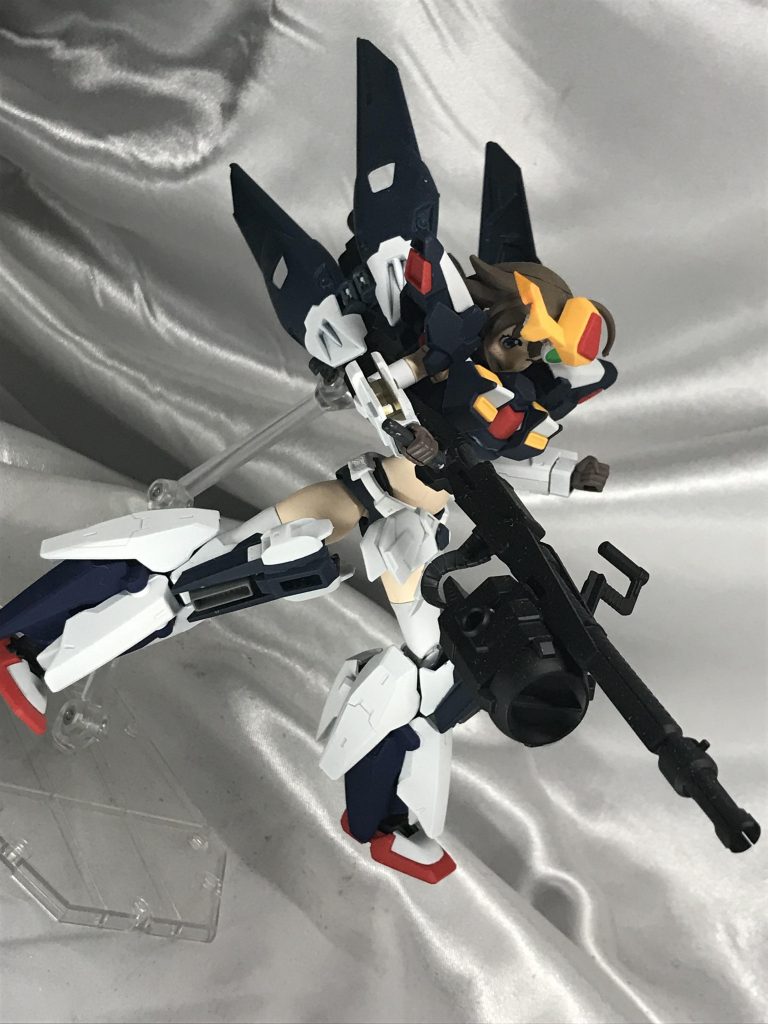 I-フィールドランチャー。I-フィールド部分はSDのを切り取り、銃身はHGUCのSガンダムのものを使っています。フォアグリップも生きているので、両手でしっかり保持できます。デカいライフルを両手で構えるのはやはりカッコいい(///▽///)