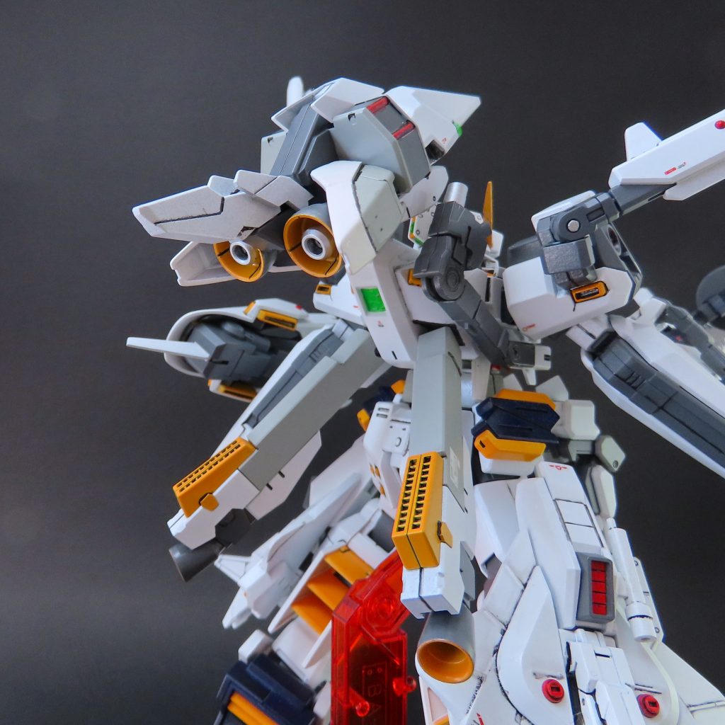 右側の胸部下のアームにはウィンチキャノンではなく、グレネードランチャーが代わりに装着されました。グレネードランチャーは30MMのパーツで自作します。バーニアにプロペラントタンクを追加すます。コトブキヤの物を使いました。