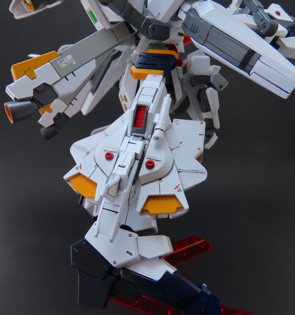 脚部は外側にブースターユニットを追加します。ブースターは30MMやノーザンポッドのパーツでミキシングしました。ヘイズルのビームサーベルもここで装着にします。