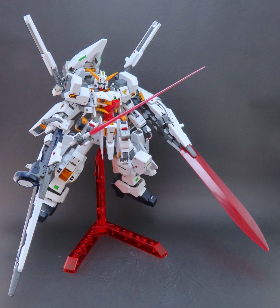 サブアームユニット全体は2mm下移して装着されて、ウーンドウォートの腕を取り付けます。コンポジットシールドブースターはヒートブレードをオミットして、自作の砲口パーツに置き換えています。これはCSB全体のイメージが「盾」となっていますし、砲口ユニットも巨大ビームソードの発生装置になりました。ビームソードのパーツはGルシファーから拝借します。