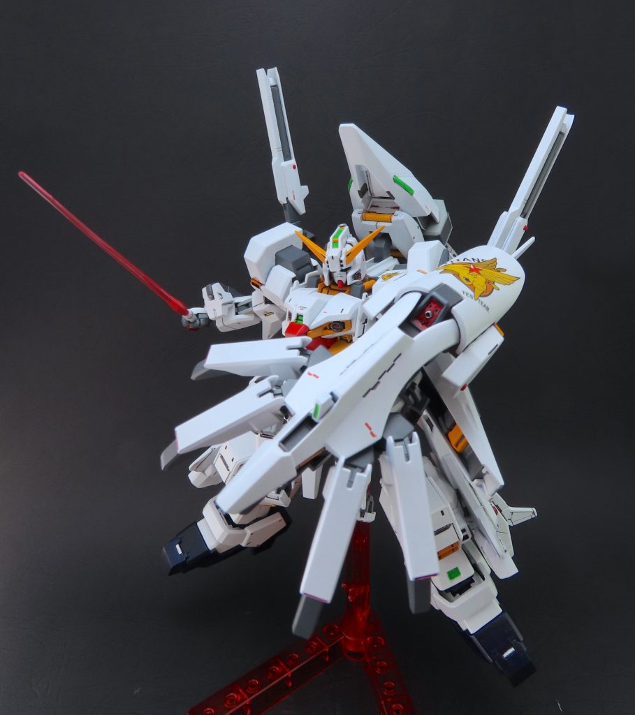 CSBのクローパーツは分割して、違う角度で再接着します。これでイラストのCSBクローのイメージを再現できるようになります。