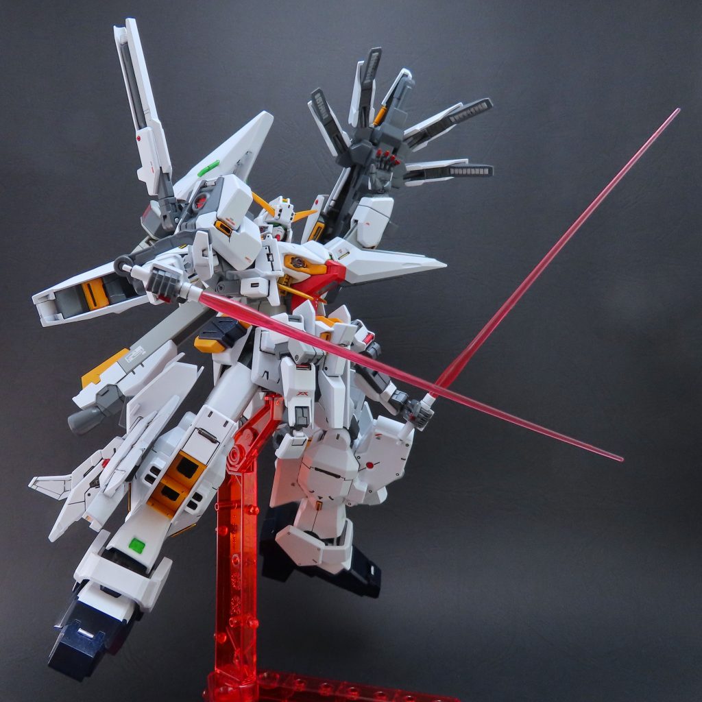 左手の平手パーツは指を切って、角度を調整して再接着します。赤い丸い箇所や砲口はメタルパーツに置き換えています。