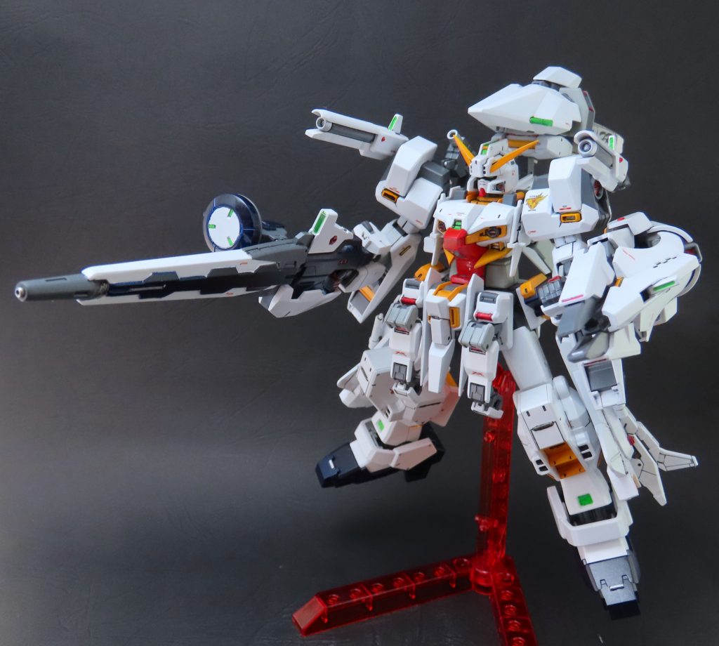 テルティウムアームズのロングビームライフルをヘイズルのライフルに繋いでます。連接部は30MMのパーツとプラ板で新造します。レドームは裏の肉抜きをプラ板で埋めて、レンズをプラ板で新造します。肩のメガ粒子砲はジョイントを追加のおかげで、あらゆるの角度を変更できます。