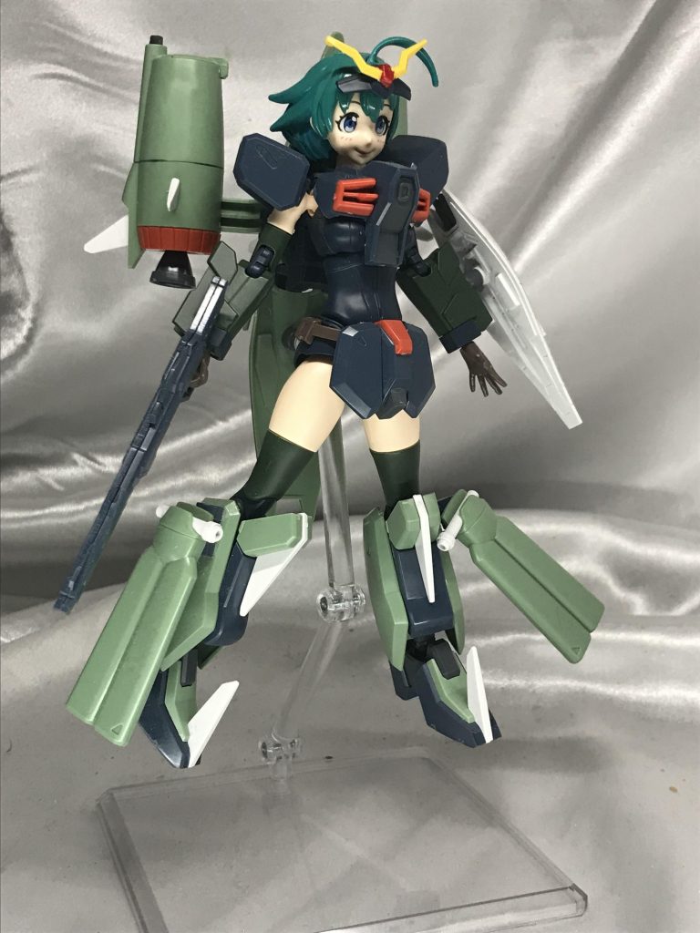 MS形態。主人公から見て敵側機体らしい、ヴィランっぽさが漂います。ダークグリーンと淡いグリーンのカラーがカッコいいですよね。腰のタンクは接続場所がなかったので、足に接続してます。