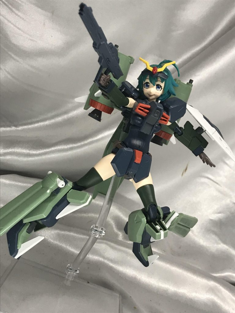 ビームライフルは専用のもの。変形ありのトリッキーな機体とは対照的なスマートなライフルです。