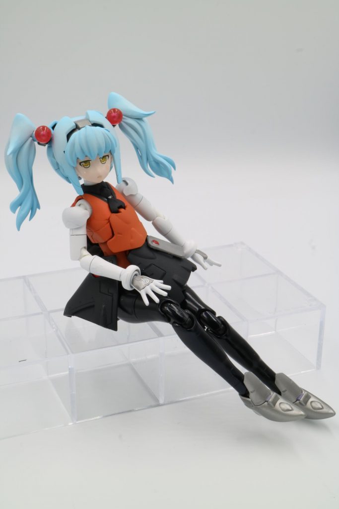 スカートのフロントは市販のボールジョイントに差し替え＆軸位置を上方向にずらすことで、前方向の稼働域を大幅に改善しています。また、リアスカートは関節を仕込み、お尻側に向けて曲げられるようになっているので、パーツ差し替えなしで画像のような座りポーズ、1枚目のようなポーズも可能になっています('ω')