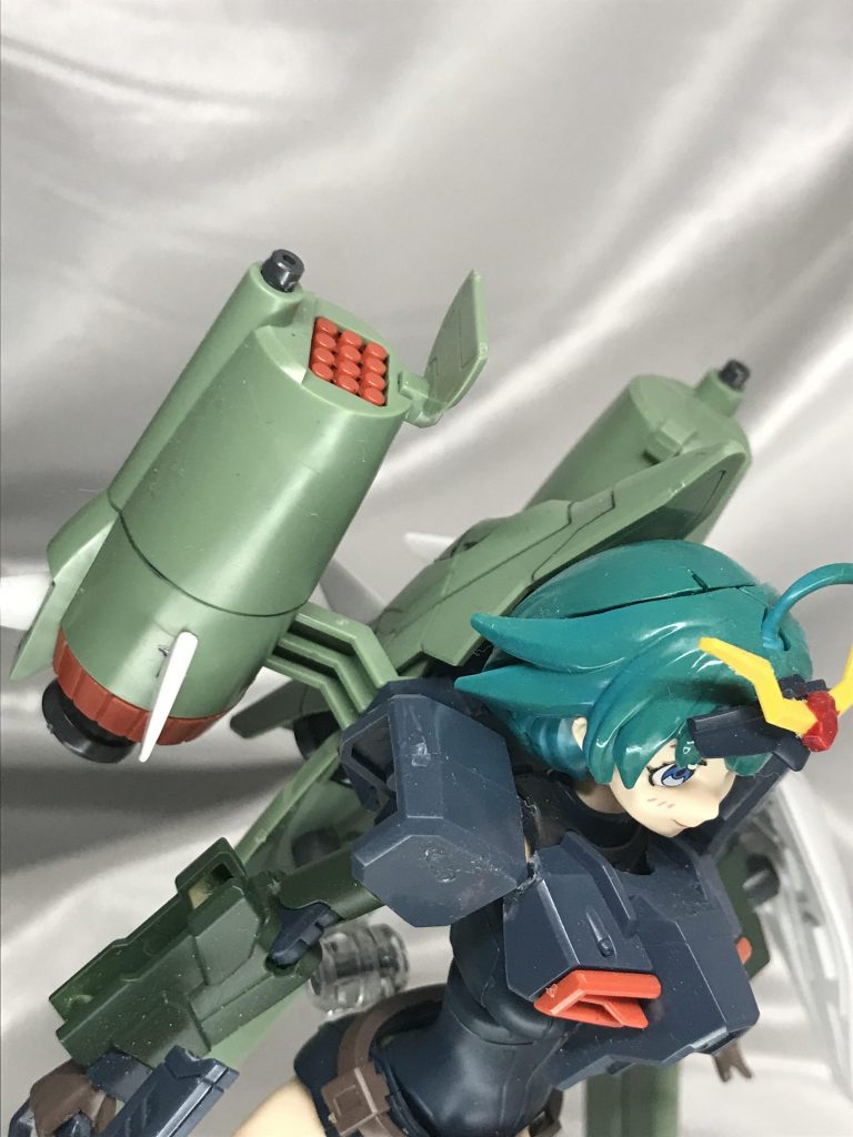 背部ポッドの武装は展開可能。ミサイルとビームガンが展開できます。