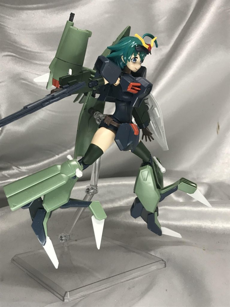 変形して足を展開。本当は背部のシールドも展開する予定だったのですが、強度の問題で固定になりました。今思うとバックパックごと角度をつけられれば可能だったな…