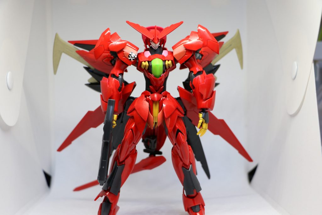 作画では太めなイメージでしたが、キットでは細身な機体だったので各所をパーツで太らせながら製作をしました。主兵装はゼイドラキャノン