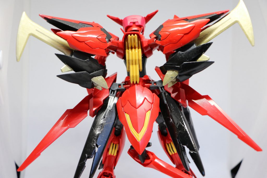 リアリアスカートには複合武装のように武器をまとめて装備させており、それぞれが口数こそ増えているもののヴェイガン系MSの系列にあるものをベースとしています。