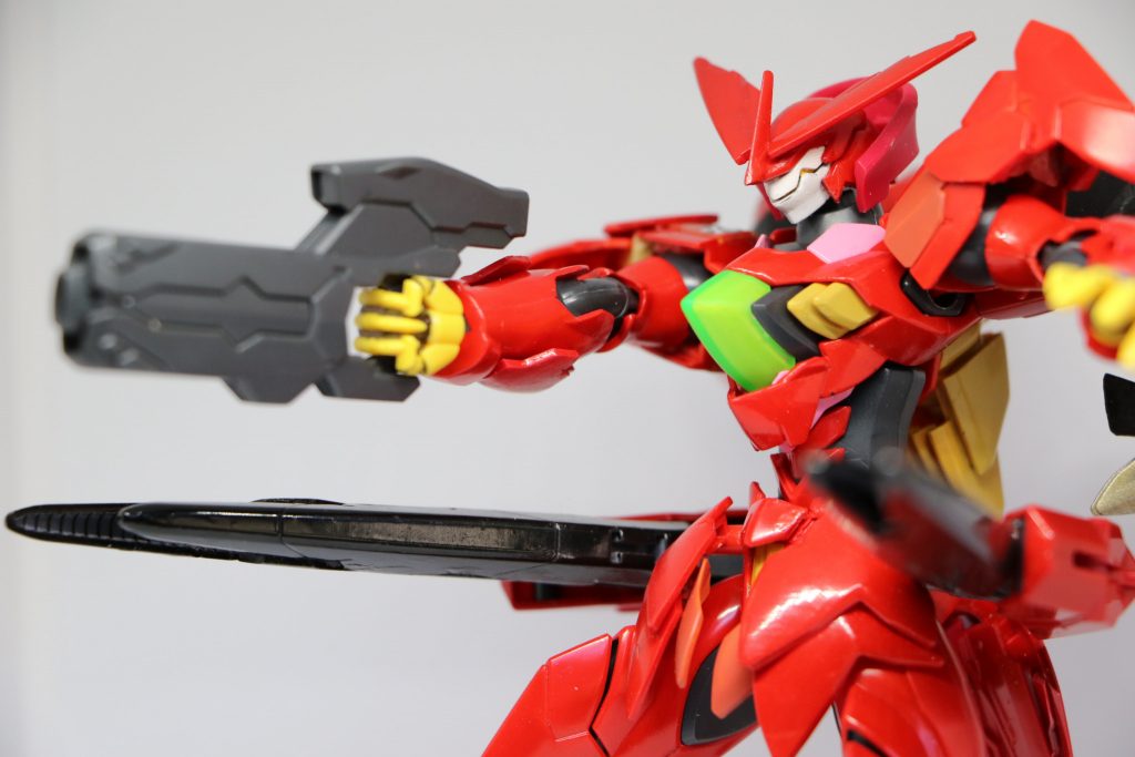 ツインキャノンテイル∂リアスカートの一部を展開した姿。威力は高くはないものの連射と死角への対応にむいている。フルバーストも可能