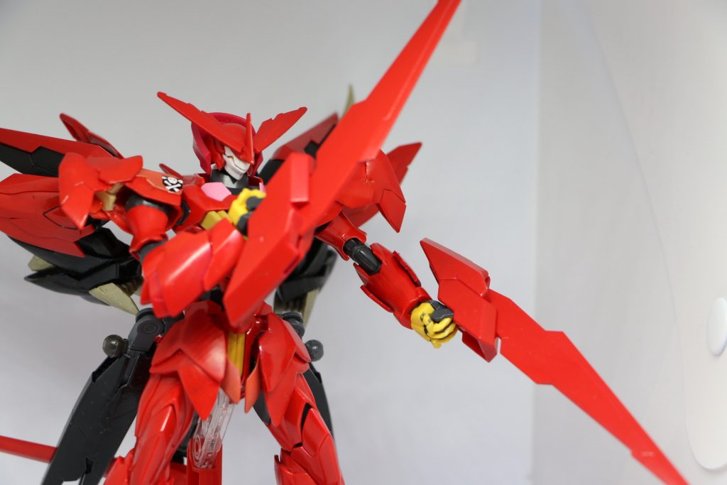 ツインブレイド∮リアスカートの一部を取り外した姿。飛行時のウイングとしても面が強く、あまり武器としては使われない