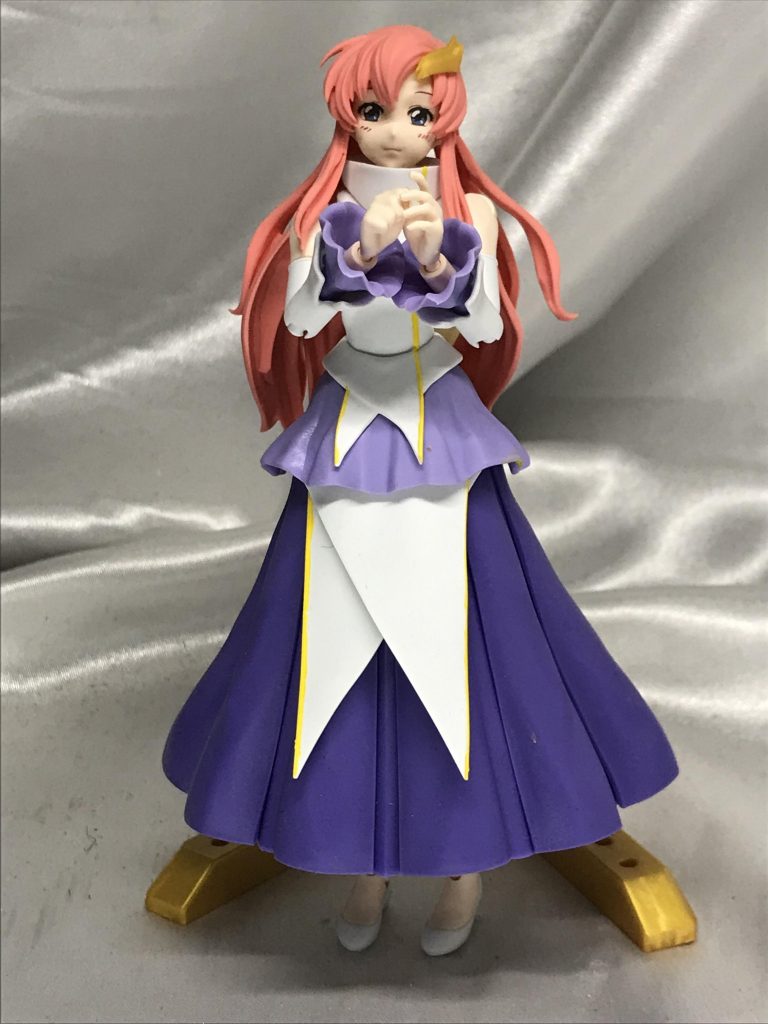 頬のお肉が目立って原作より太ってない?と思われがちですが光の加減です。襟のせいで光が頬に当たってそう見えるだけで、高原なしだとちゃんと原作っぽいご尊顔フェイスしてます。手首も数種ついていて、とても精巧に作られてます。