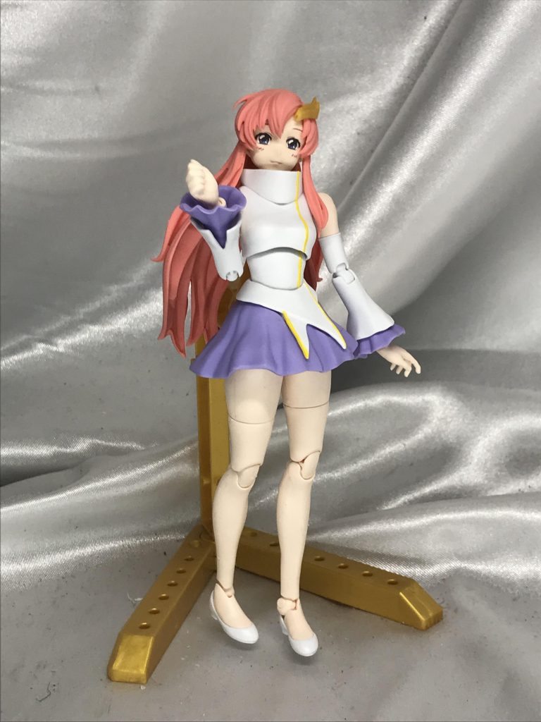 話題のミニスカ。巷では短い短いといわれていますが、短いです。でも好き。脛はフミナから進化し一体成型、合わせ目など全くありません。不満が出てるのは上半身と下半身の布の量なんじゃないですかね。