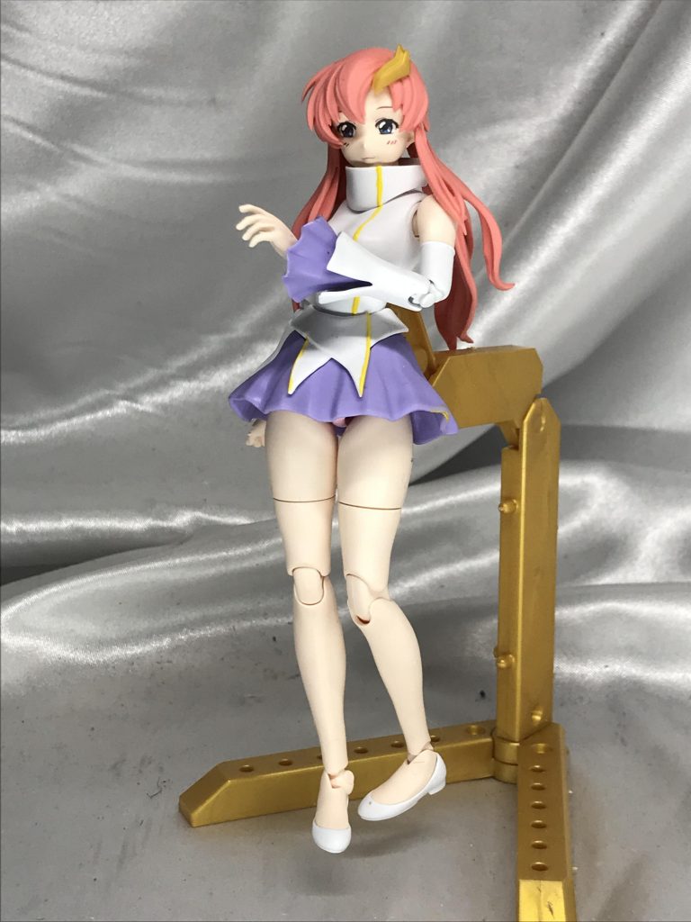 肘関節は同社発売のガールガンレディ(作者激推し)の機構が一部取り入れられ、ボールジョイントにより自由度の高い肘になってます。あとすいません、不満があるとすれば顔です。表情パーツの付け替えがとても大変ですw顔両脇の髪がめっちゃ薄いので、外すとき破損してしまいそうで怖いんで、今回の撮影は表情一つでやってます。あとピンクです。