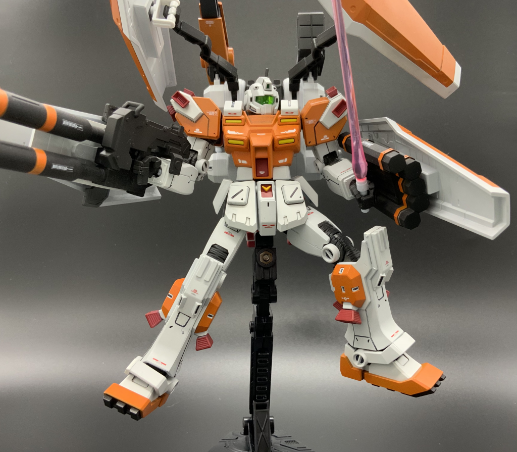 使用キットは・HG パワード・ジム(頭部、胴体、腰部)・HG フルアーマーガンダム(TB)版(腕部、脚部、武装、バックパックなど)です。塗装はエアブラシによる全塗装を行いました。シールド裏をグレーにしておけばよかったと写真を撮るときに思いました。胴体と腕部の接続は無加工ですが、腰部と脚部の接続は加工を行いました。(腰部側に穴を開けて3mm棒を通すことで、脚部と接続できるようにしました。)