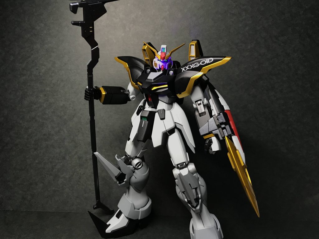 カメラアイには蛍光塗料を使用しているのでブラックライトで発光します。