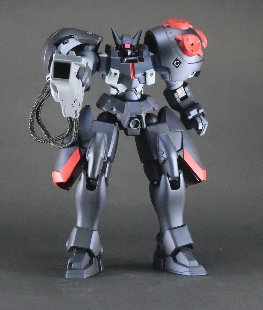 腰パーツには足の接続軸は付いていなかったのでプラモの軸を移植しましたが、少し失敗して写真以上に足を広げることができなくなってしまいました…これが精いっぱいのポーズです。