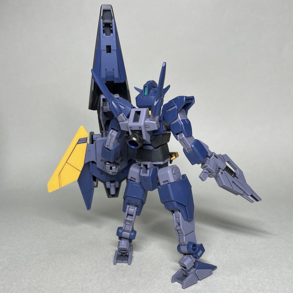 細部塗装前 うしろ 部分塗装だとゲート跡の白化があり、塗装した場合と比べると質感が劣るので、デカールを貼るなり、部分塗装でアクセントをつけるなりしないと、自分にとって手元に置いてもいいと思えるものができないことを再認識しました。