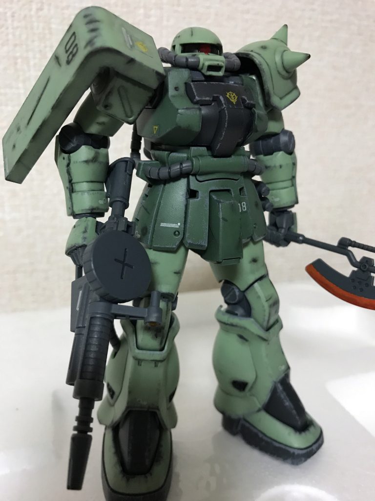 傷があるとかっこいいかな？ということでデザインナイフでグリグリして穴を空けました。