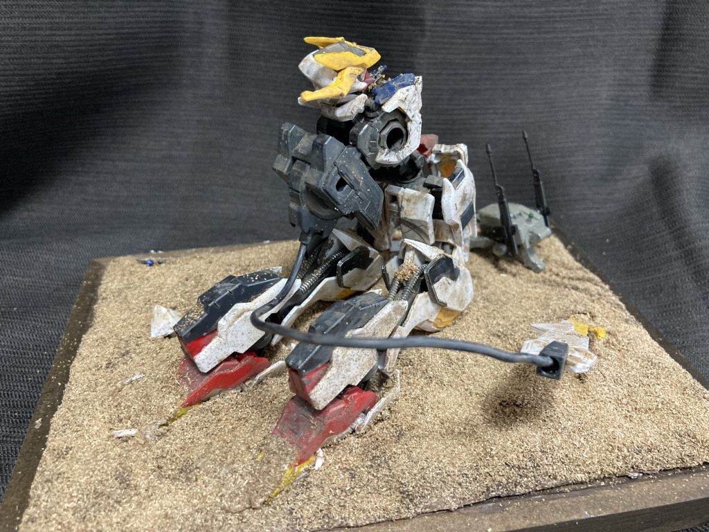 擱座したまま、砂に埋もれていく。まともに考えたら回収され解体される機体でしょうけど、鉄血世界なら放置もあり得るんじゃないかな、と。監視だけしておけば十分ですしね。