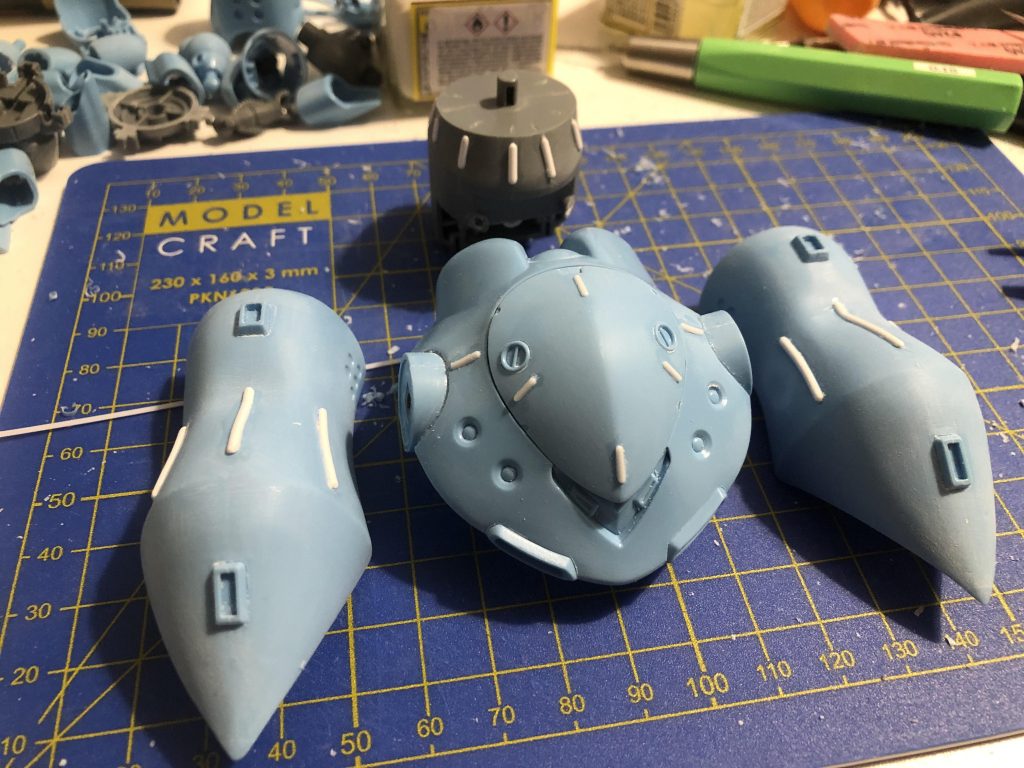 本体各所にあるスジ状のディテールはこのようにエバグリの半円プラ棒に置き換えてあります。特に胴体背中下部や前腕のディテールは抜きの都合上結構ダルいので置き換えると見た目がキリッと締まるのでお薦めです。