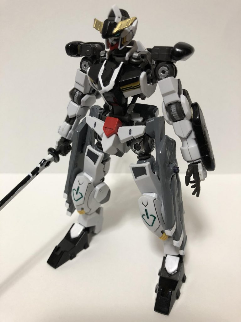 袴を着たような襟をつくりました。また色も袴とνガンダムをモチーフに白黒にしました。