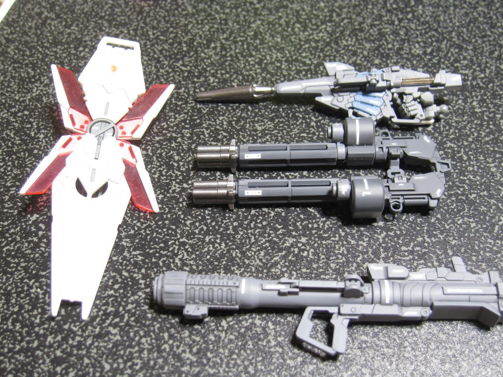 ミラーフィニッシュは貼るのは難しいですがビームマグナムに良いアクセントを与えてくれます。バズーカも作ったのですが装備させてないです(汗)。