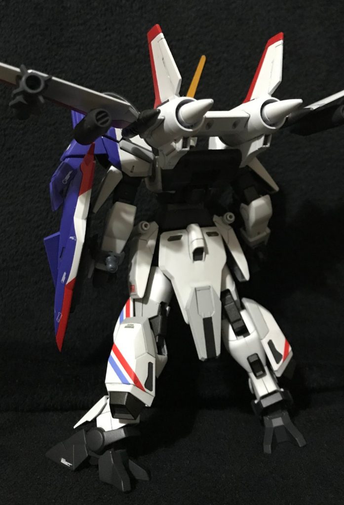 ジェットストライカーがモロにそれっぽかったので、背面もほぼキットのままです。(スカート先に申し訳程度にジャンクパーツ貼ってますね…)