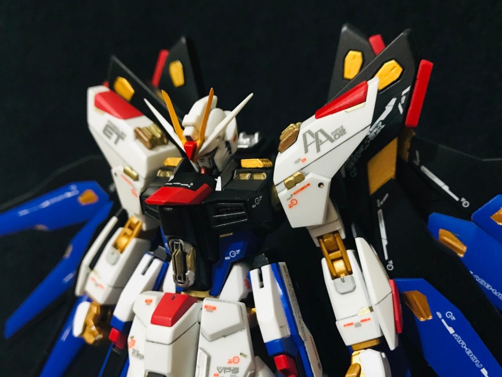 頭部は中古ショップでジャンク品を500円で購入した「ロボット魂」の頭部を移植し塗装しました。コックピットのハッチは好みで角型に削り込み。腹部のカリドゥスはプラ板で作り直したのですが…ビーム砲っていうよりラジエーターみたいになってしまいました…。