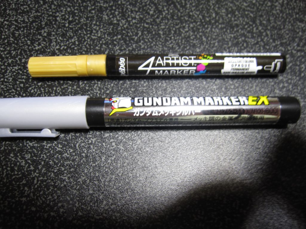 今回は腕のシリンダーに(ペベオ)4アーティスト マーカー ゴールド、モノアイ周りのメカ部を(クレオス)ガンダムマーカー メッキシルバーを使ってみました。