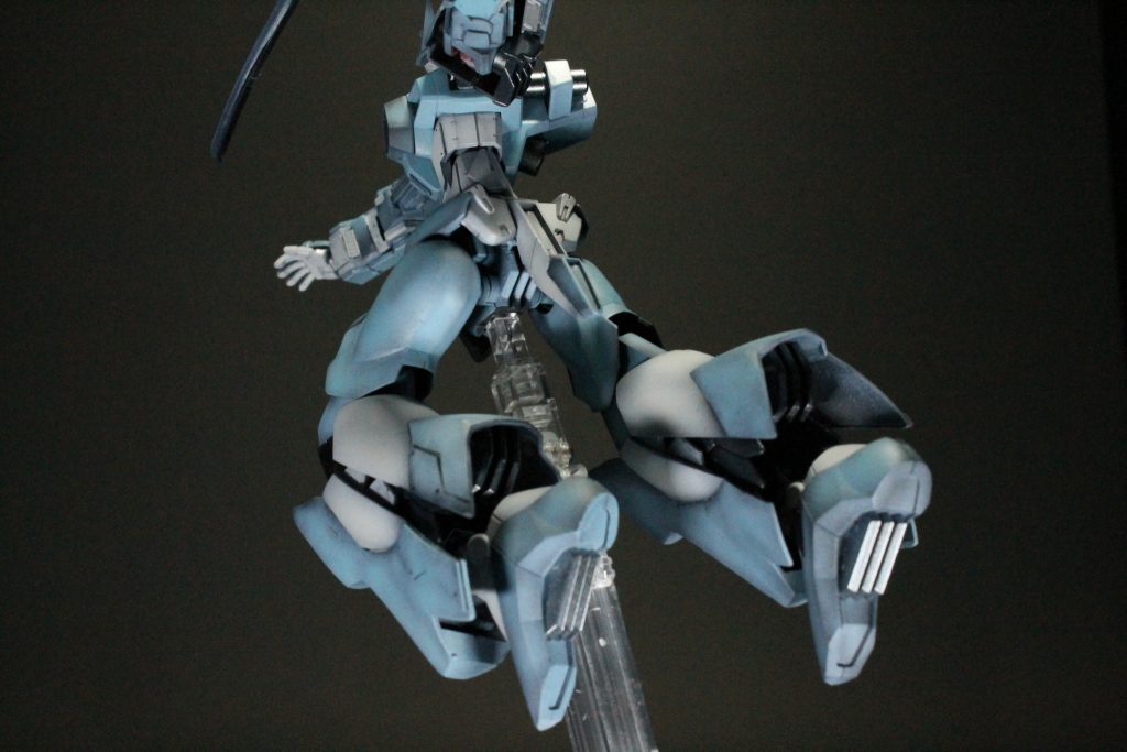 バクトのスラスターによる高速移動で間合いを詰め切り捨てる戦闘スタイルです。裾に向かって広がるシルエットで袴をイメージしました。