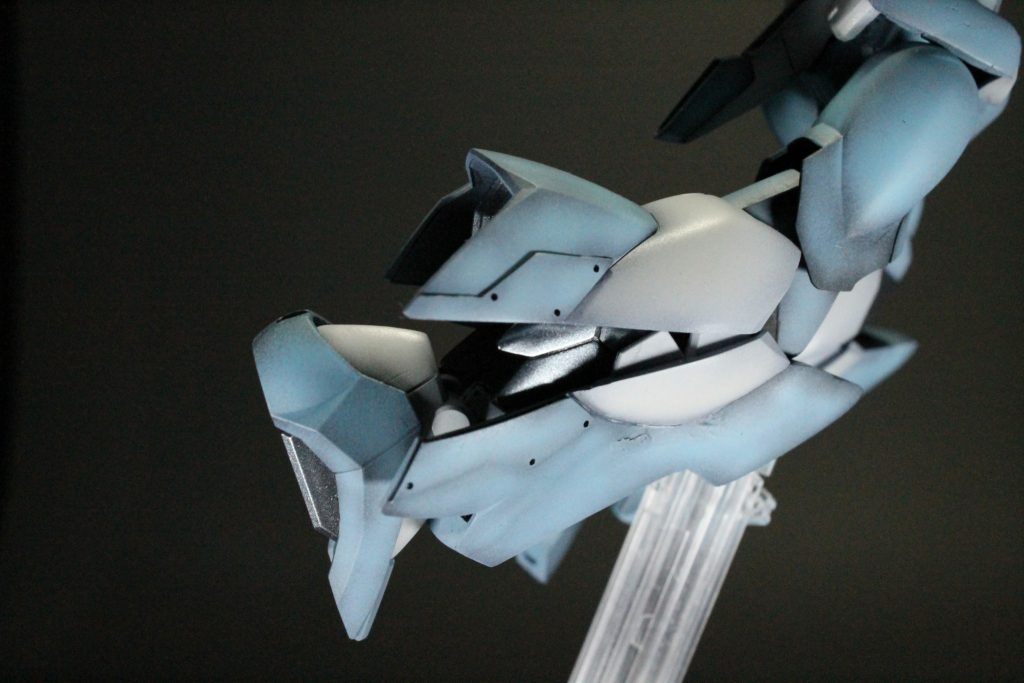 カラーリングはクールなイメージで水色(調合)と白(ニュートラルグレーⅠ)でまとめています。各部スラスターやフレーム部分はGXアイスシルバーです。刀はGXメタルブラックに刃部分はGXアイスシルバーで塗装しています。