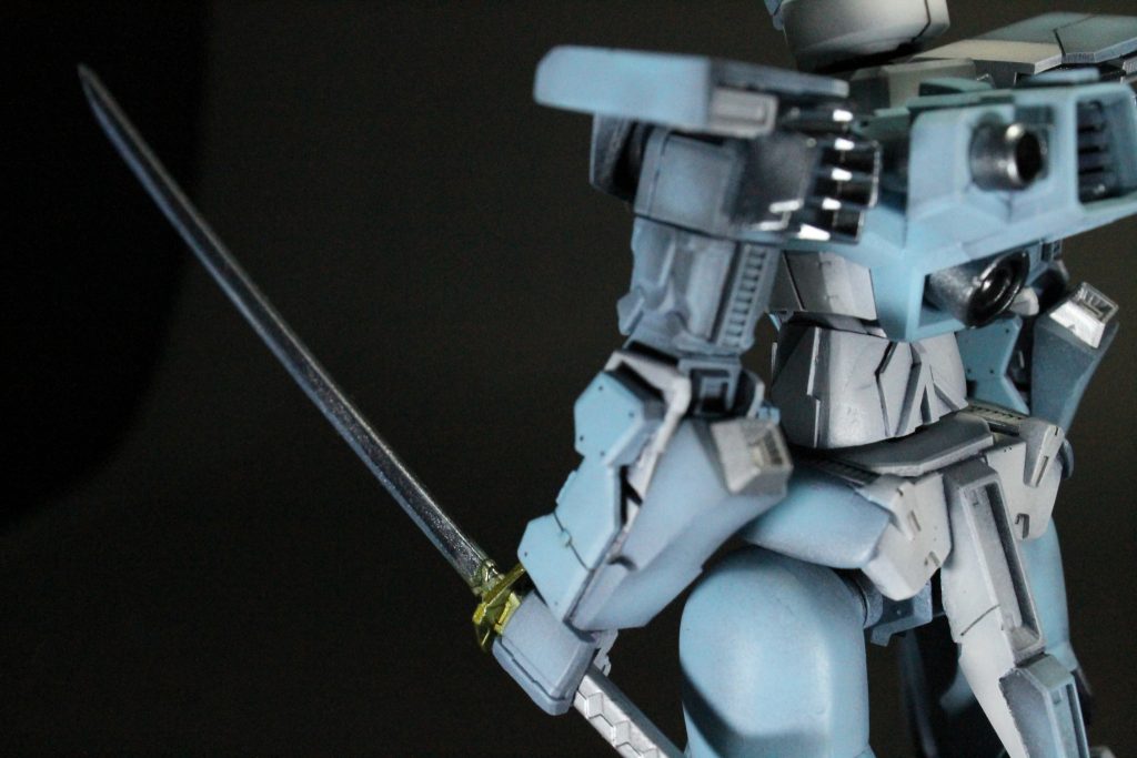 肘にスラスターを加えることで高速の剣戟を可能としてます。脚部スラスターによる高速移動、肘スラスターによる高速剣戟で相手を翻弄する戦闘スタイルです。腕部の装甲を追加することで力強さも出しています。