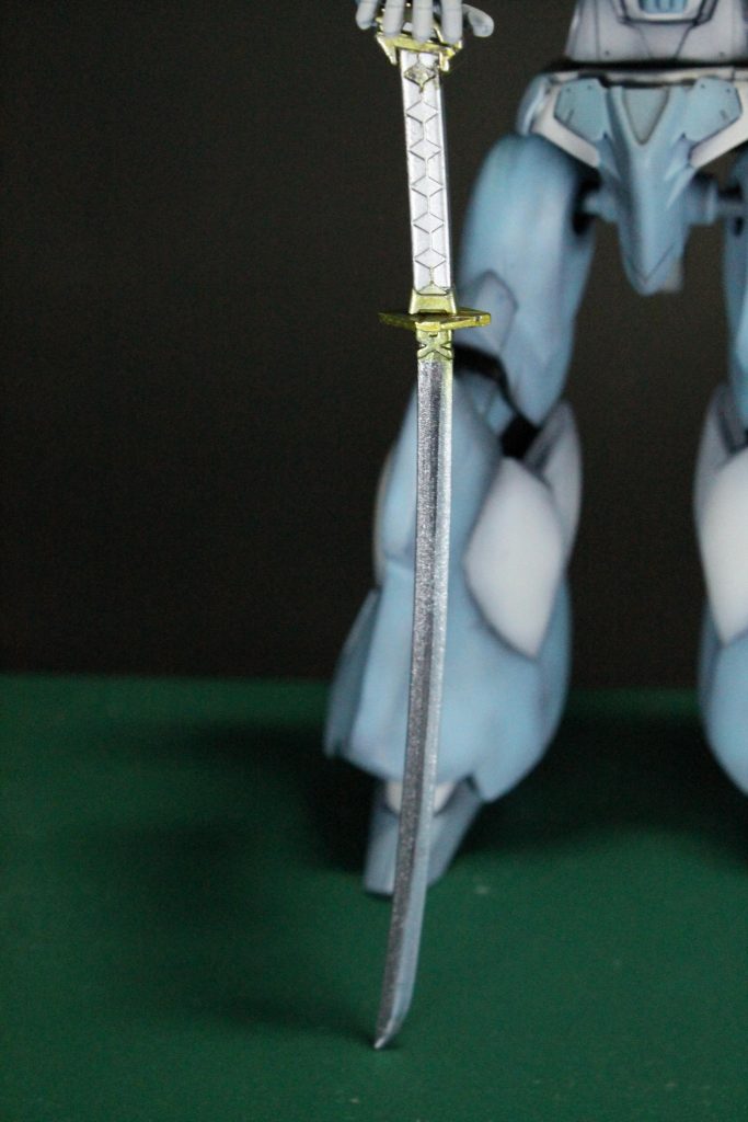 武装は近距離武器のみでもちろん刀です。メインの刀と脇差の短刀を使用します。鞘はあえて同一化し、あくまでメカらしさ(未来的？)な武装にしています。