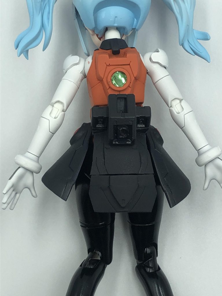 直接的な戦闘能力は持たないが、背面に装備されたGNドライブと各部に装備された赤色のGNコンデンサに蓄積したGN粒子を使用し、スローネドライのような電子攪乱攻撃を行う。干渉した電子機器をハッキングすることで相手を無力化する戦闘スタイルを得意とする。