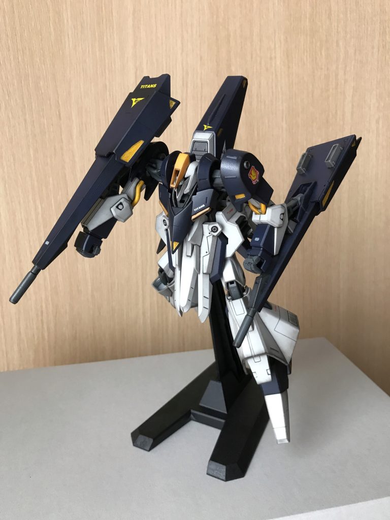 いろいろパーツを外したので「君、写真と違わない？。」状態になってます。今回は分割線と段落ちモールドを掘る事に初挑戦しました。出来栄えは「ウーン・・」です。