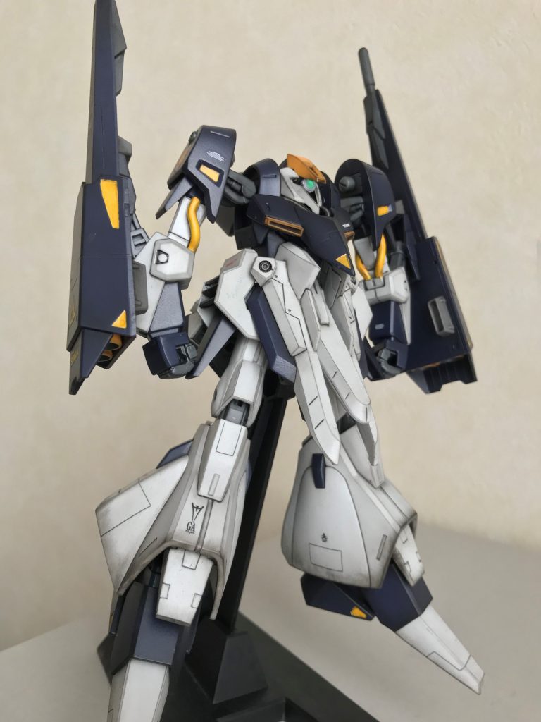 腕に付いてる盾？ブースター？武器？みたいな何かは重そうです。肩が凝ってそうですね。