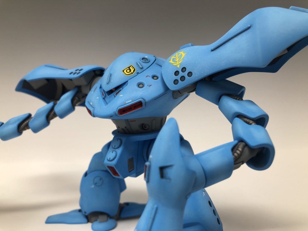 デカールは控えめに貼ってます。また、本体各部に存在するスジ状のディテールは全て削り落としてプラ材で作り直しました。