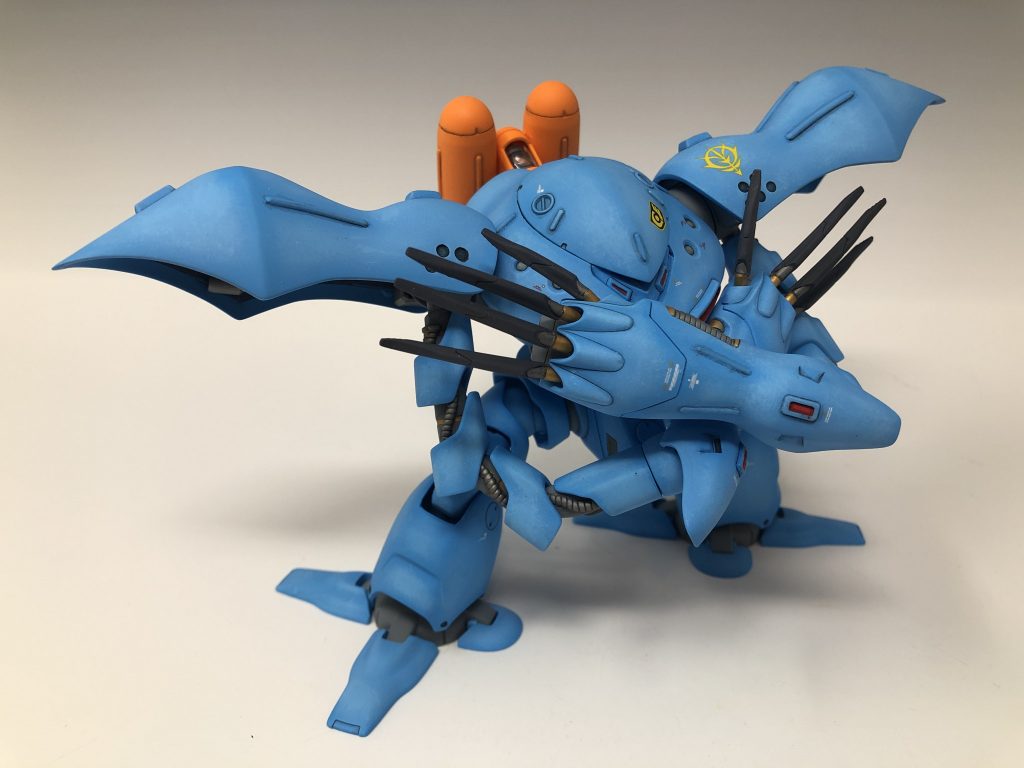 ハイゴッグさんのポージングは難しく、色々なポーズで撮ってみましたが、その中でもお気に入りなポーズがこちらです。最初に本体カラーを塗装した時には、このエッジ部分にある濃いスカイブルーだけだったんですが、劇中の雰囲気からかけ離れてしまったため、それよりも薄いスカイブルーでドライブラシをする事で強引に劇中の雰囲気に近づけました。失敗を誤魔化すためのドライブラシでしたが、ベタ塗りよりも雰囲気がよく出て結果オーライになりましたw