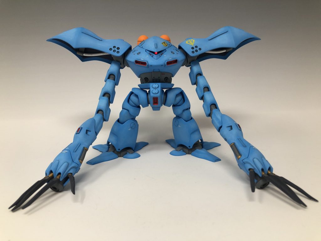 正面からの画像です。ネイルの根本や前腕の塗り分けが確認できます。他にも肩アーマー内部のディテールがチラ見えしています。