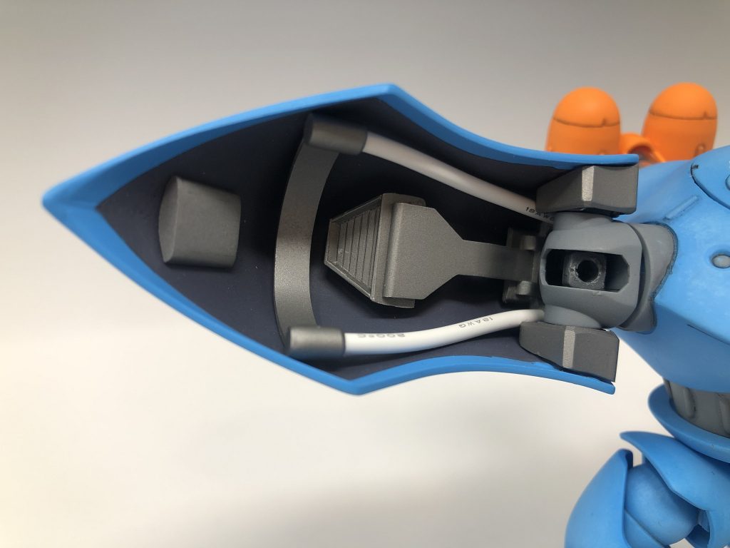 肩アーマー内部に追加したディテールです。劇中でチラ見えする物とは異なりますが、肩アーマー上面に存在するアポジモーター?!らしきモノに対応する位置に配置し、アポジモーターからの排気があるんじゃないかと想定してダクト状のディテールを作りました。また大きなアーマーを保持するためのフレーム状のディテールみたいなものも作りました。実際には白い部分はシリコンケーブルでフニャフニャですけど。