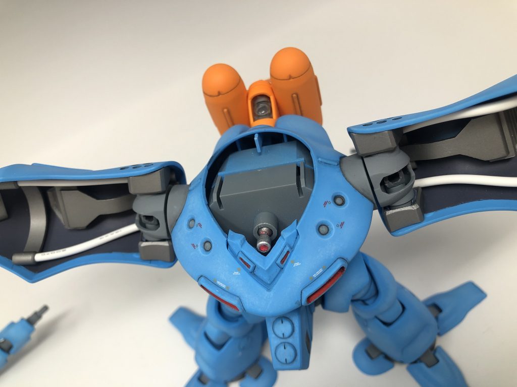 モノアイをボールジョイント化したものが確認できます。モノアイの位置を変え易いように頭部はエッチングソー等を使って切り離してあります。バックパックのライトを電飾化した部分も確認できます。バックパック中央前面部分をくり抜いて、潜水艇っぽいディテールをHアイズやプラ材を使って再現してみたんですが・・・分かりにくいですね(^_^;