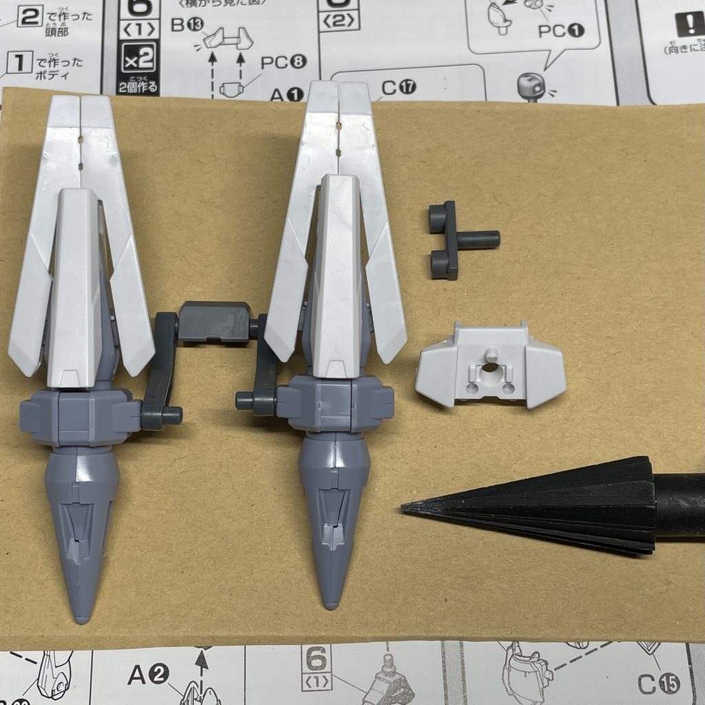 ビットの基部の接続には何かのジョイントを用いましたが、ジョイントの接続部が長かったので、背中のパーツにリーマーで穴を開けて、奥まで挿せるようにしました。画像はGバウンサーのパーツですが、Gサイフォスのパーツも同様に加工しています。