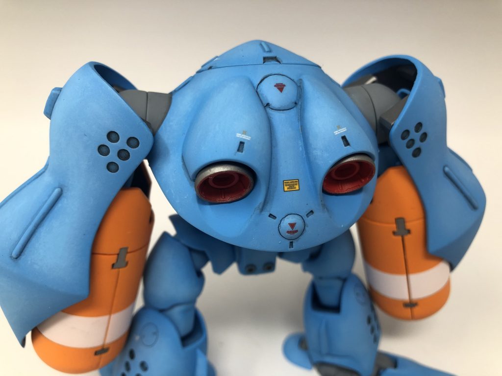 背中のバックパックはネオジム磁石による接続に変更しました。バックパック接続用の穴が消えた事でスッキリしました。「ここにオプションが接続されますよ」という雰囲気を出すためのデカールを貼ってみました。ミサイルカバーのホワイトは塗装で再現しました。