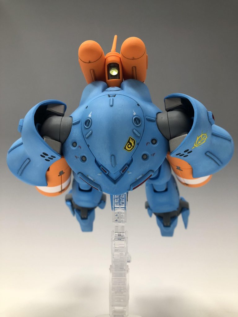 巡航形態を前から見たものです。バックパックに施した電飾が確認出来ます。バックパックの前面をくり抜き、ミライトを仕込みました。そのままだとミライトが収まらないので、ミライトが格納出来るハウジングを作り、完成後にミライトを取り外し出来るようになってます。