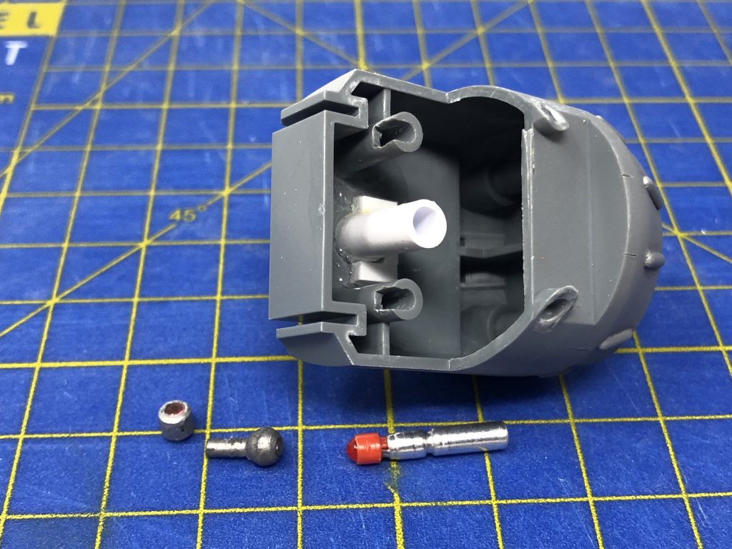 モノアイの電飾化と可動化をこれだけで両立させてます。基本的には、コトブキヤのモビルパイプとWAVEのHアイズでレンズ部分を作り、WAVEのプラサポのボール部分の穴を貫通させてタミヤのクリアプラ棒を差し込む事でボールジョイント部分を作り、胴体内部からのミライトの光をボールジョイントの軸のクリアプラ棒を経由して先端のレンズ部分まで光を届かせています。元々キットのクリアパーツを埋め込む穴を貫通させて、そこにボールジョイント化した物を差し込んでいるだけです。ミライトはそのままだとグラグラするので、プラパイプで保持させています。胴体は画像のようにカットすると、下から真っ直ぐ差し込んでしっかり保持できるようになります。もちろん完成後に取り外せるのでミライトのスイッチのオンオフや取り替えも簡単に出来ます。