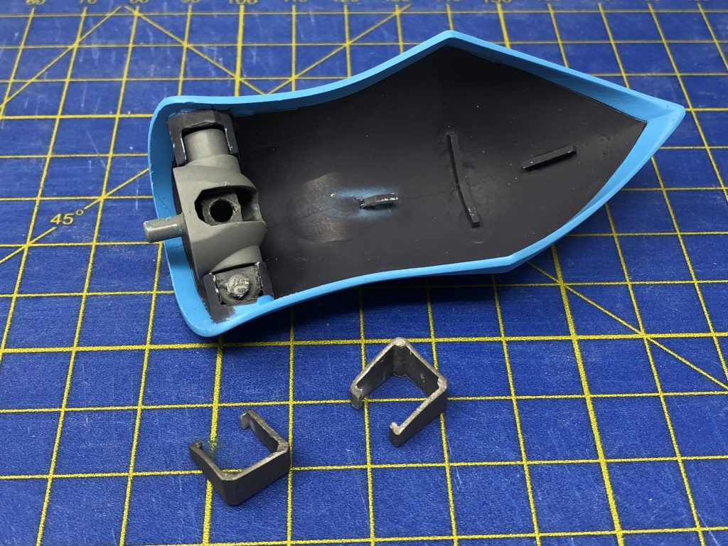 肩アーマーの後ハメ加工はこんな感じになってます。エバグリの角プラパイプを少し加工するだけで、後ハメ加工跡を隠すためのディテールが作れます。