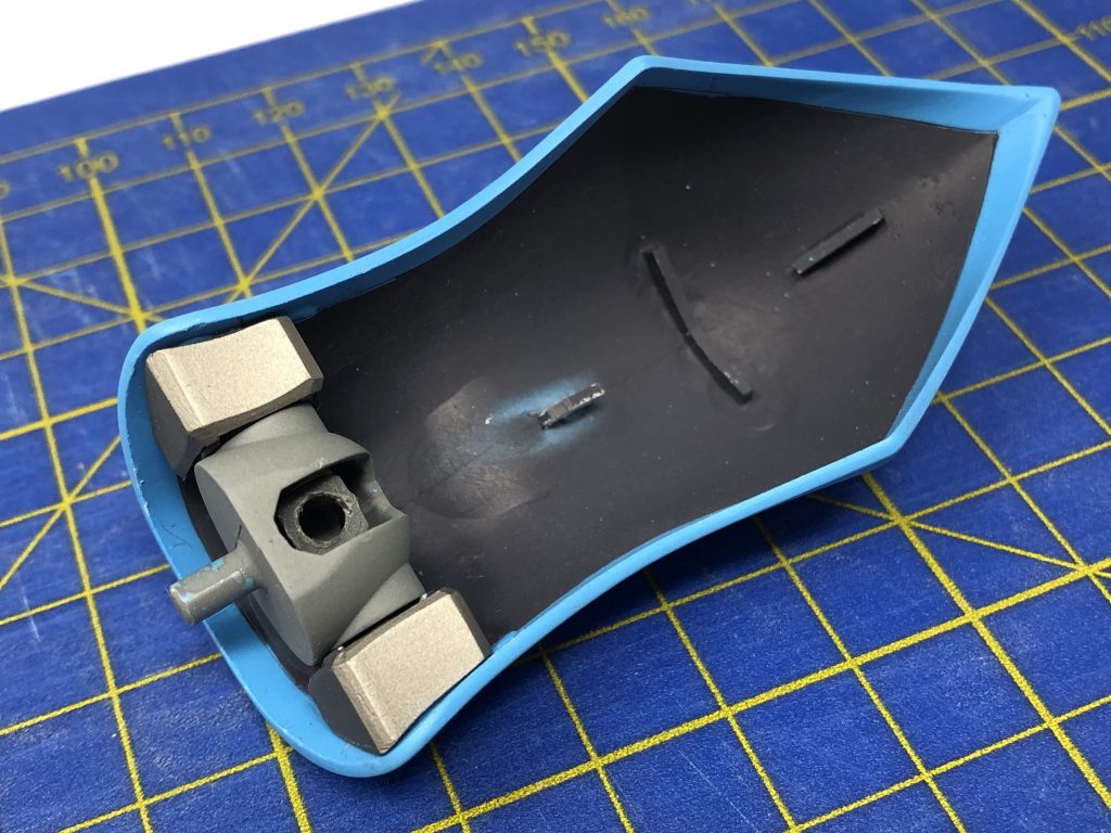 肩アーマー内側に追加したディテールを外すとこんな感じになります。肩アーマーと肩関節は後ハメ加工を施してあり、それを隠すためのカバーを自作しました。