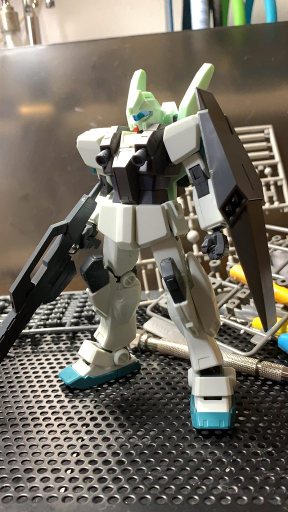 塗装前の状態。無改造なのに各部の大きさのバランスがいい。盾はジャンク品のエコーズジェガンの物を拾い上げましたがマーキングなしだと地味だったので箱にしまいました